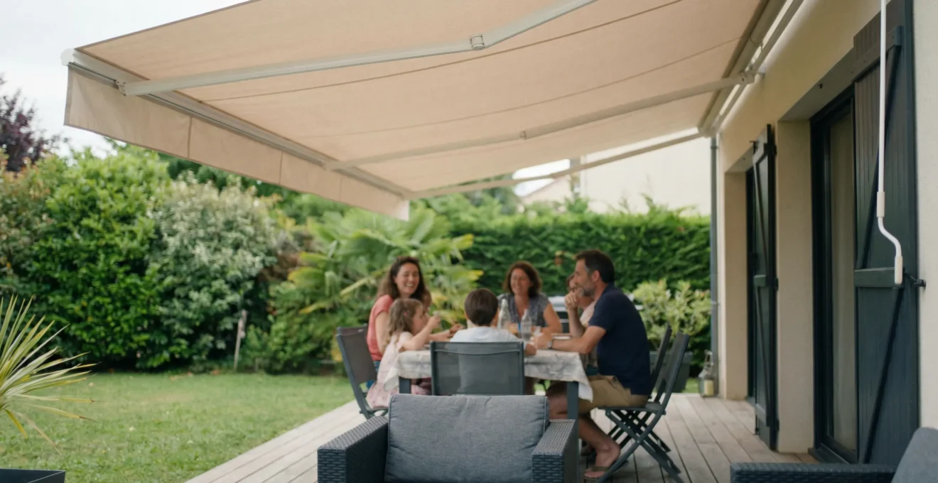 Store banne coffre intégral déployé sur terrasse française ensoleillée