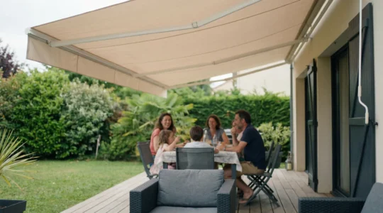 Store banne coffre intégral déployé sur terrasse française ensoleillée