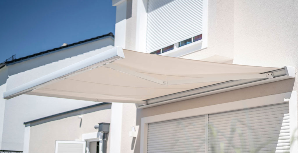Toile de store banne décolorée par les UV montrant l'usure prématurée